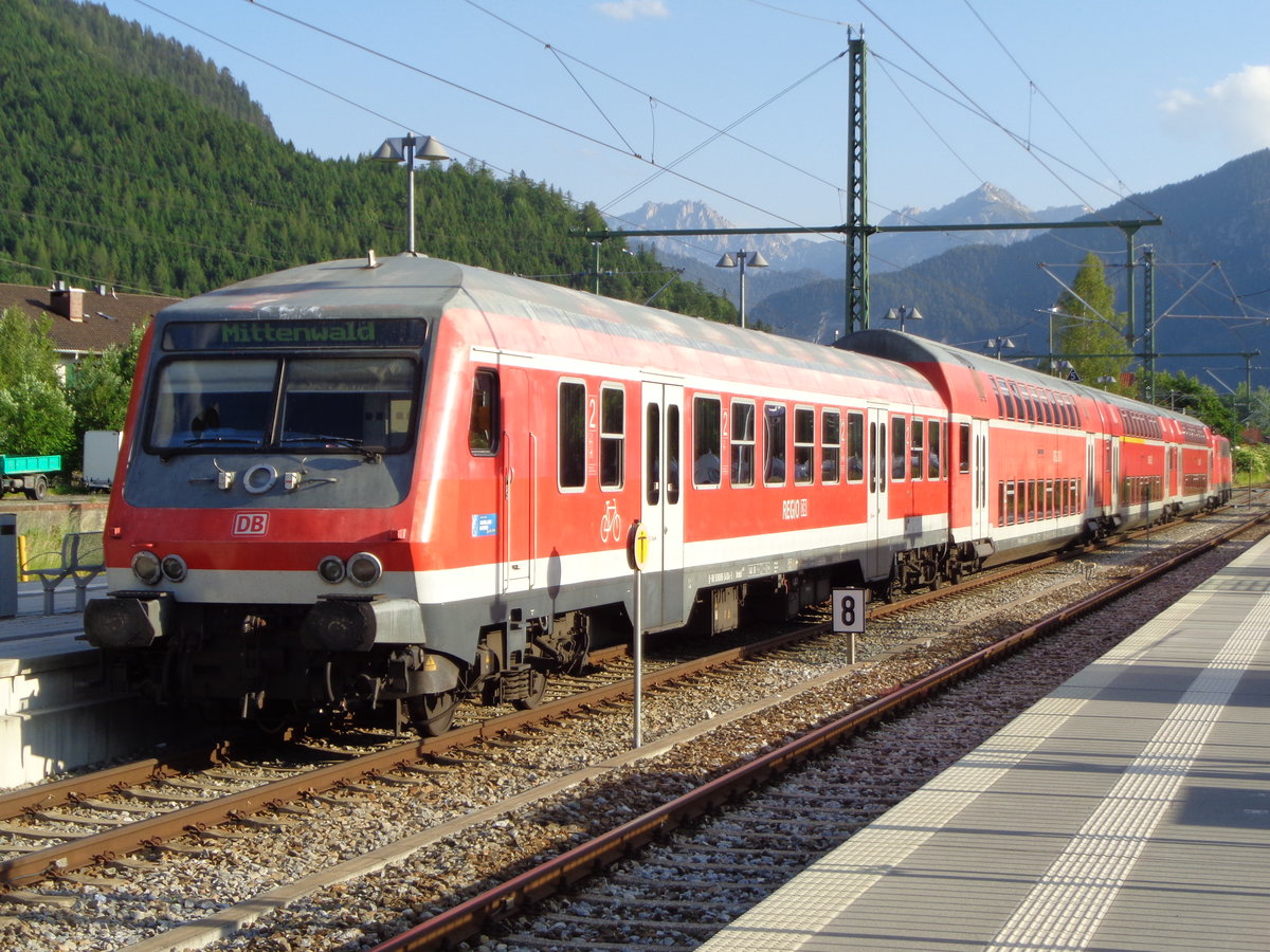 Der  Mittenwaldexpress  RE 4879 ist an seinem Zielbahnhof angekommen. Auch 2017 fährt manchmal noch ein Verstärker im Berufsverkehr mit BR 111, Doppelstockwagen und Wittenberger Steuerwagen von München aus Richtung Mittenwald. Hier im Bild der 80-34 104, der früher der Südostbayernbahn gehörte. Gezogen wurde der Zug von 111 056.
Mittenwald, 13.06.2017.