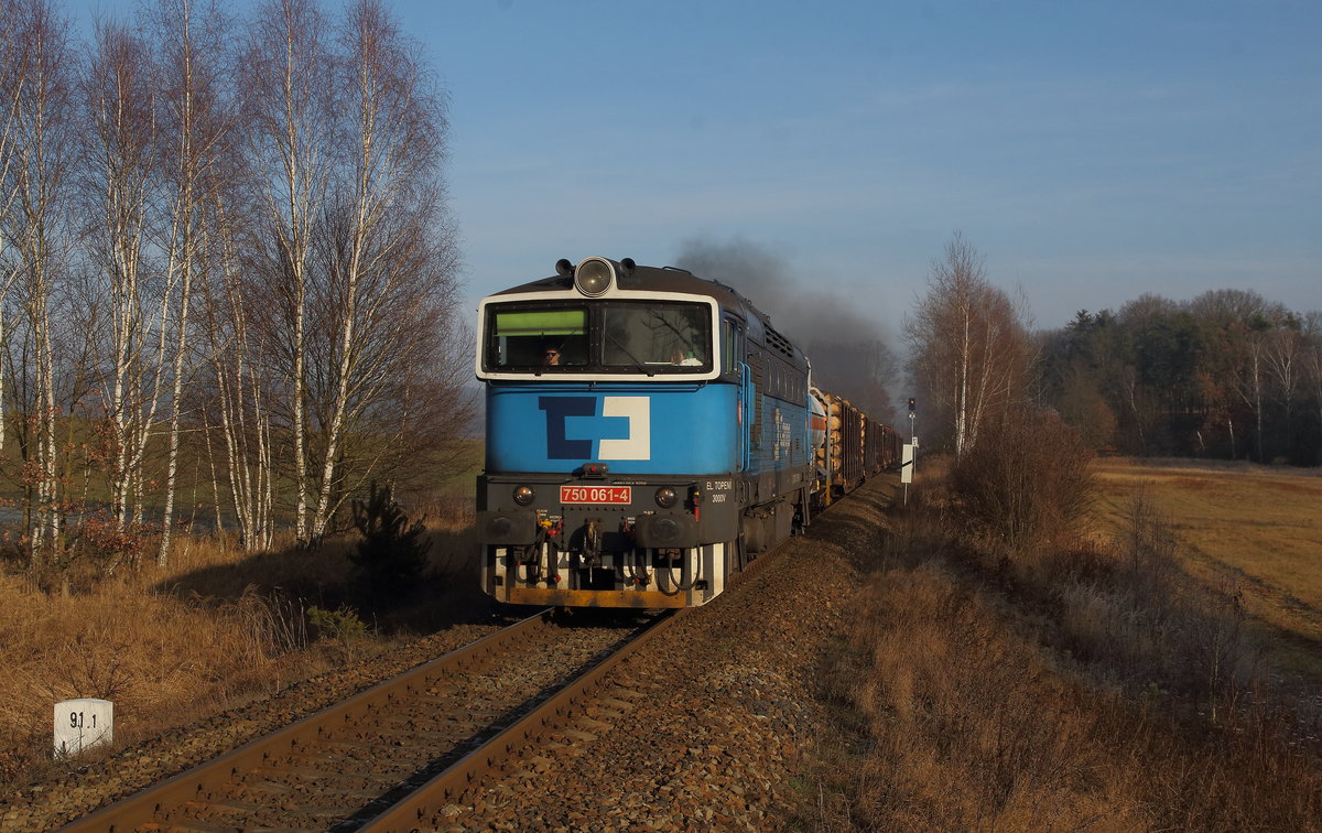 Der Mn 86120 bei Vitkov bei voller Fahrt und zu dem Kesselwagen noch einige Holzwaggons dazu. Aufgenommen am 02.01.2020
