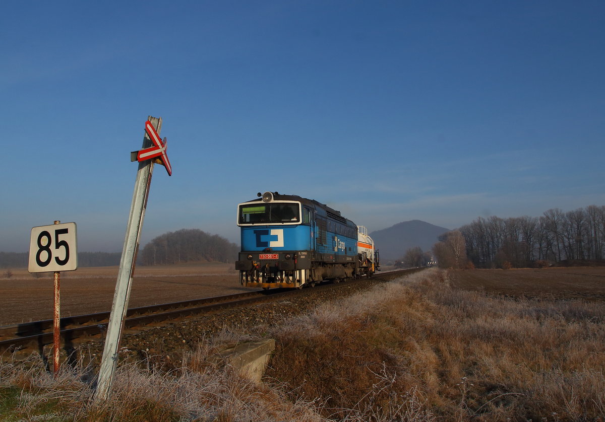 Der Mn 86120 mit einem Kesselwagen von Briniste nach Decin. Aufgenommen am 02.01.2020 bei frostigen Temperaturen. Zuglok am Güterzug die 750 061 der CD Cargo. 