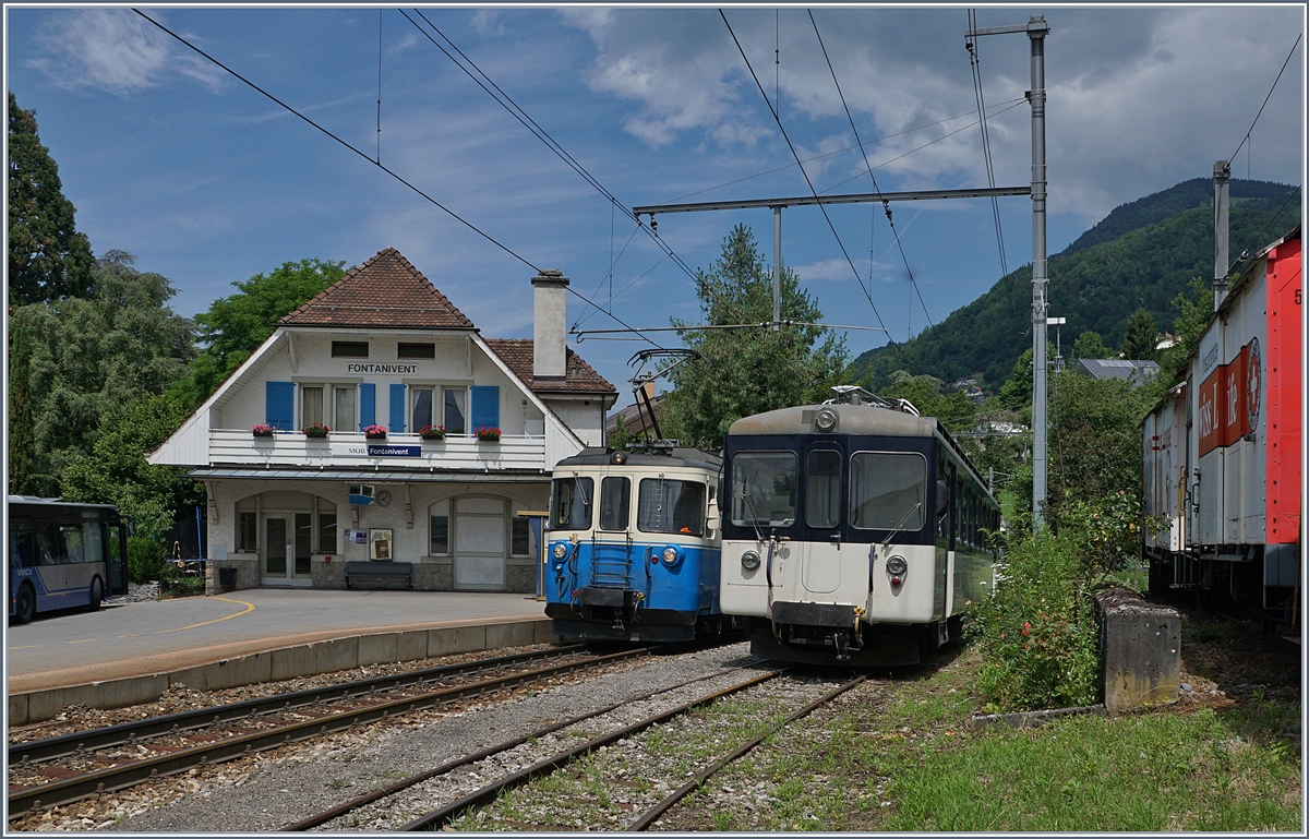 Der MOB ABDe 8/8 4001  Suisse  errreicht als Regionalzug 2332 von Montreux nach Chernex Fontanivent und wird von der Front des Be 4/4 Biperlisi verdeckt, dafür zeigt sich das Stationsgebäude von Fontanivent in seiner ganzen Schönheit.
27. Juni 2017
