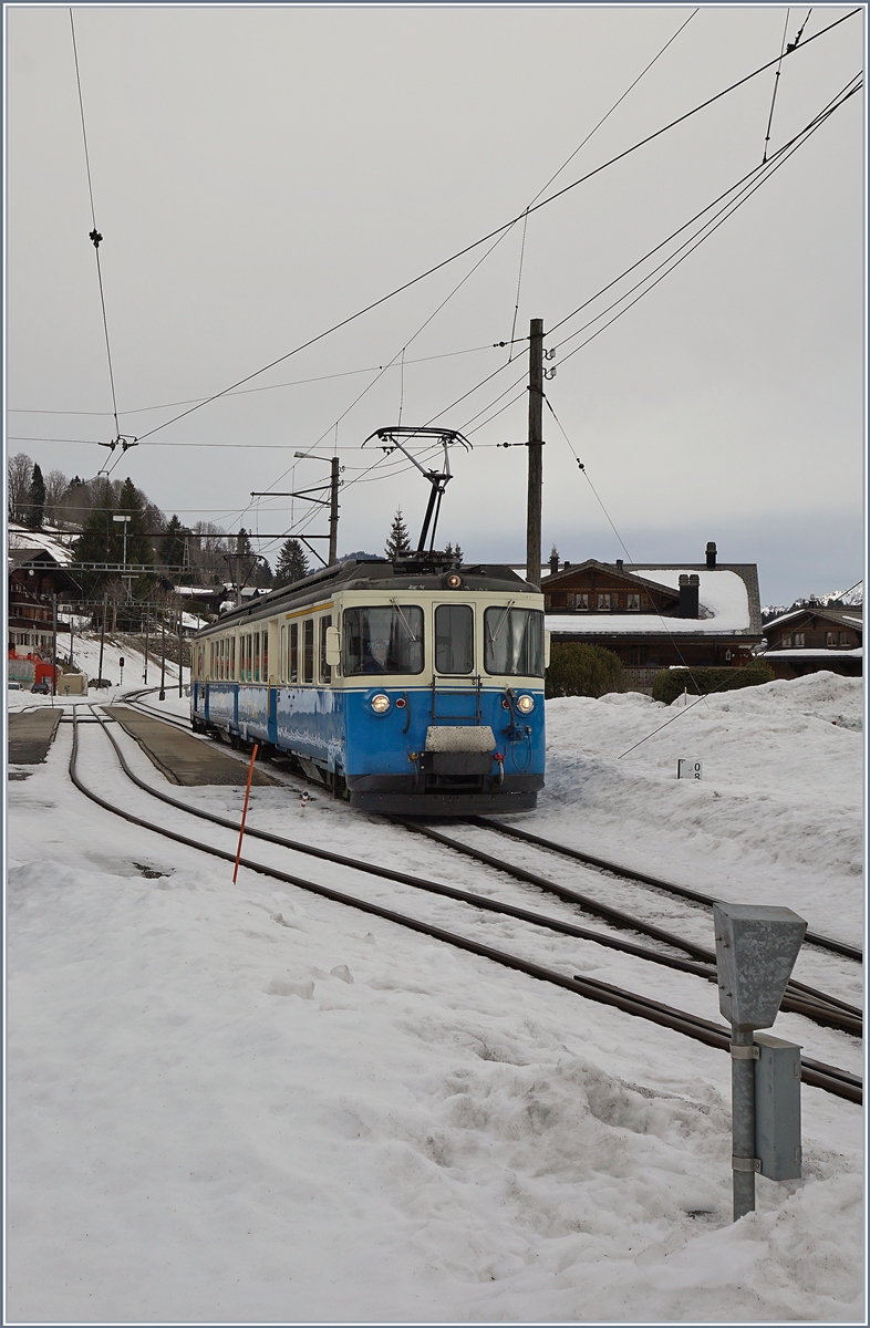 Der MOB ABDe 8/8 4001 verlässt als regionalzug Lenk - Gstaad - (Rougemont) 2419 den Bahnhof von Schönried, welcher immer noch mit herrlich krummen Holzfahrleitungsmasten aufwartet. Gerne hätte ich ein Bild von der Südseite des Bahnhofs aus gemacht, der Schnee dort war zu hoch bzw ich zu klein...
10. Jan. 2018