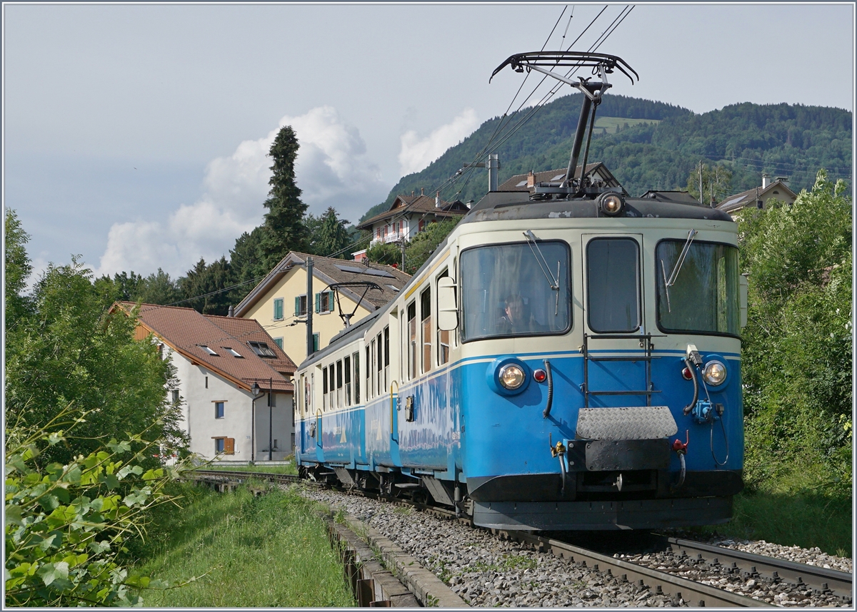 Der MOB ABDe 8/8 4001 SUISSE hat Planchamp hinter sich gelassen und fährt nun als Regionalzug 2315 Richtung Montreux. 
21. Juni 2018