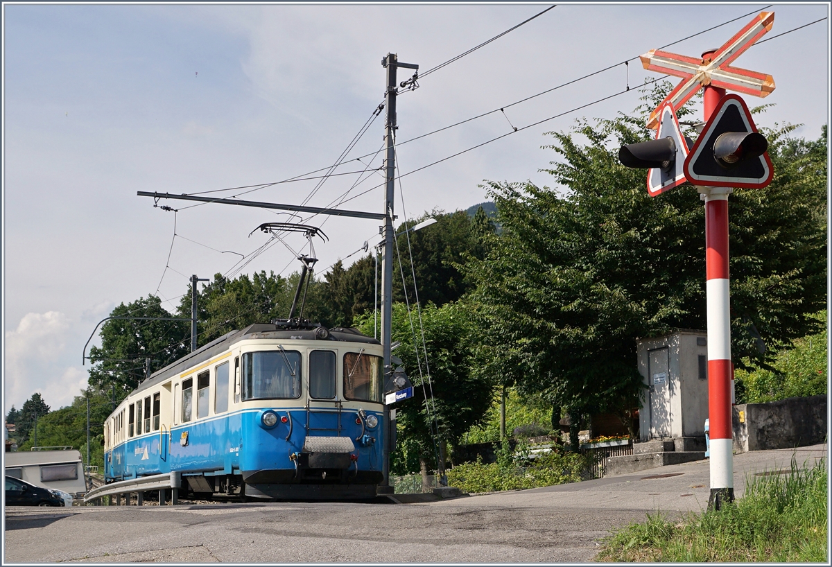 Der MOB ABDe 8/8 4001 SUISSE als Regionalzug 2350 beim Halt in Planchamp.
21. Juni 2018