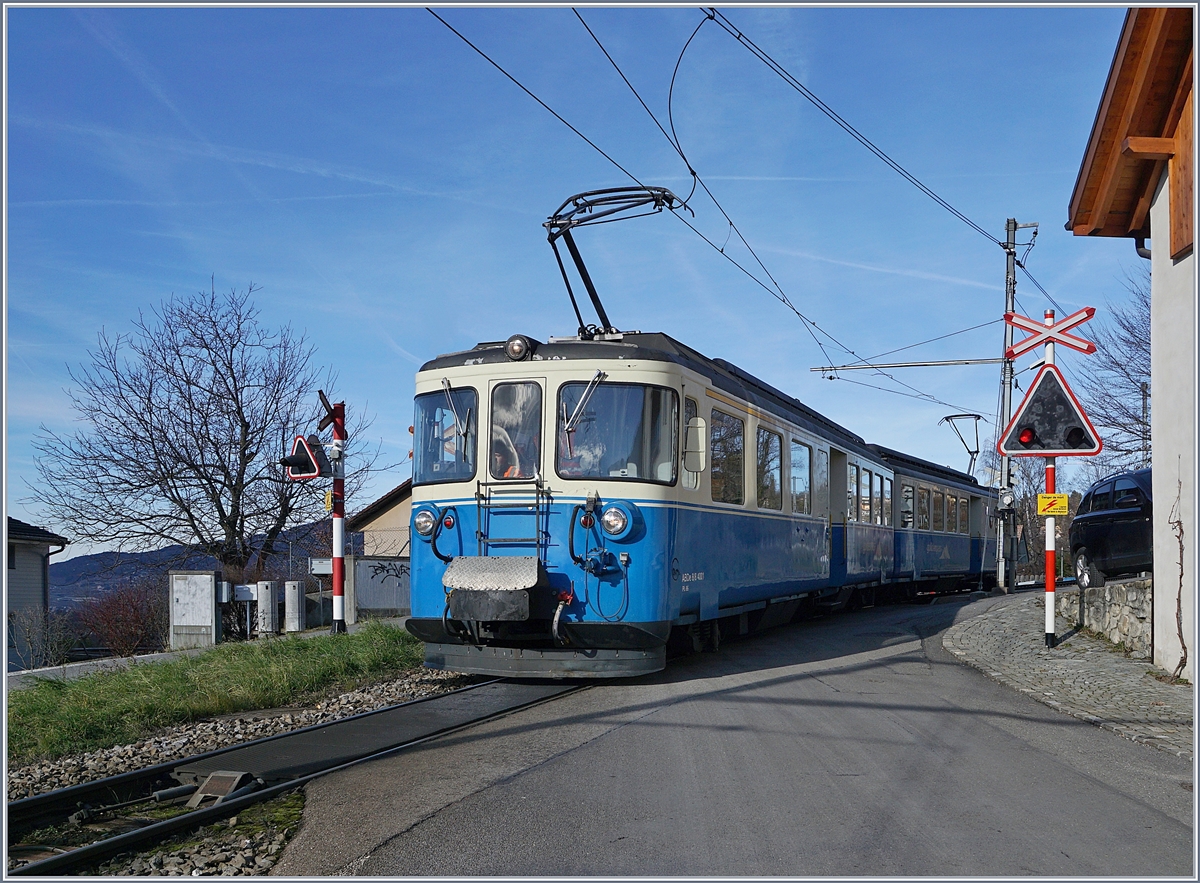 Der MOB ABDe 8/8 4001 SUISSE verlässt als Regionalzug 2327 nach Montreux den Halt Planchamp. 
16. Jan. 2018