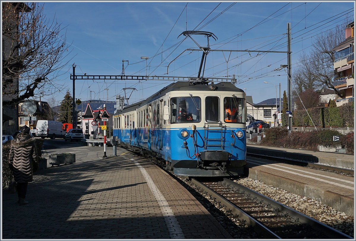 Der MOB ABDe 8/8 4001 SUISSE erreicht als Leermaterialzug von Montreux kommend Chernex. Nach einer kurzen Wendezeit wird der MOB ABDe 8/8 4001 SUISSE als Regionalzug 2327 nach Montreux fahren. 
16. Jan. 2018