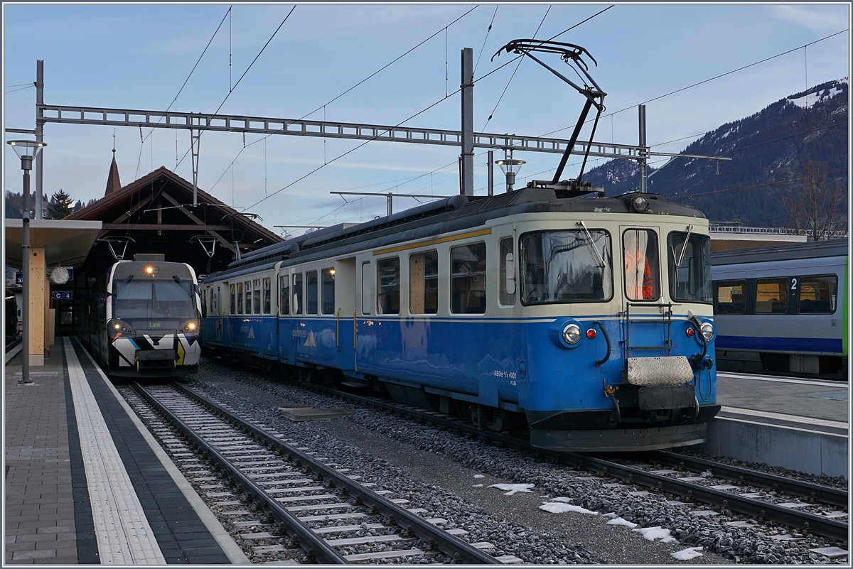 Der MOB ABDe 8/8 4001 SUISSE wartet in Zweismmen auf die Abfahrt nach Gstaad. Infolge eines Streckenunterbruchs waren auf der Seite  Zweisimmen  recht wenige Fahrzeuge vorhanden, darunter aber die ABDe 8/8, die somit nochmals zu einem recht ausgibigen Einsatz kamen.  

10. Januar 2018
