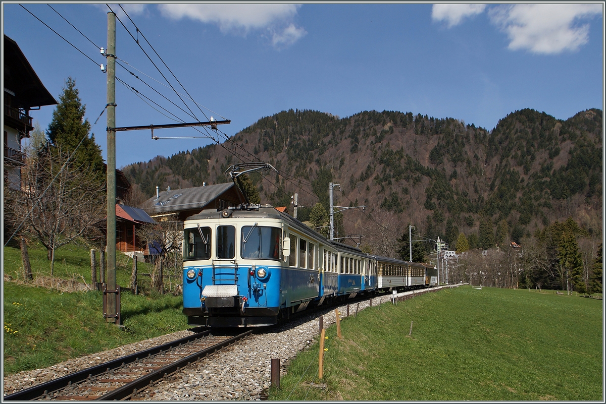 Der MOB ABDe 8/8 4001 hat mit seinen Regioanlzug 2221 Les Avants verlassen und fährt nun Richtung Montreux. 
13. April 2015