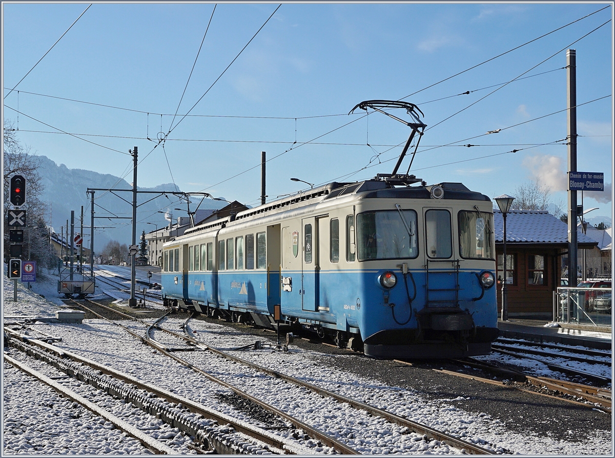 Der MOB ABDe 8/8 4002 VAUD untweges von Vevey in ein Skigebiet für eine Wintersport Schulgruppe verlässt den Bahnhof von Blonay Richtung Chamby.
7. März 2016