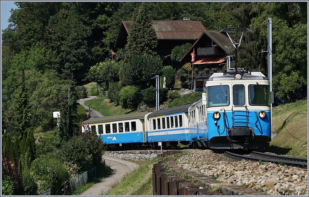 Der MOB ABDe 8/8 4002 VAUD zieht seine beiden farblich passenden Wagen des MOB Regionalzugs 2224 von Montreux nach Zweisimmen kurz nach Chernex bergauf.
21. August 2018