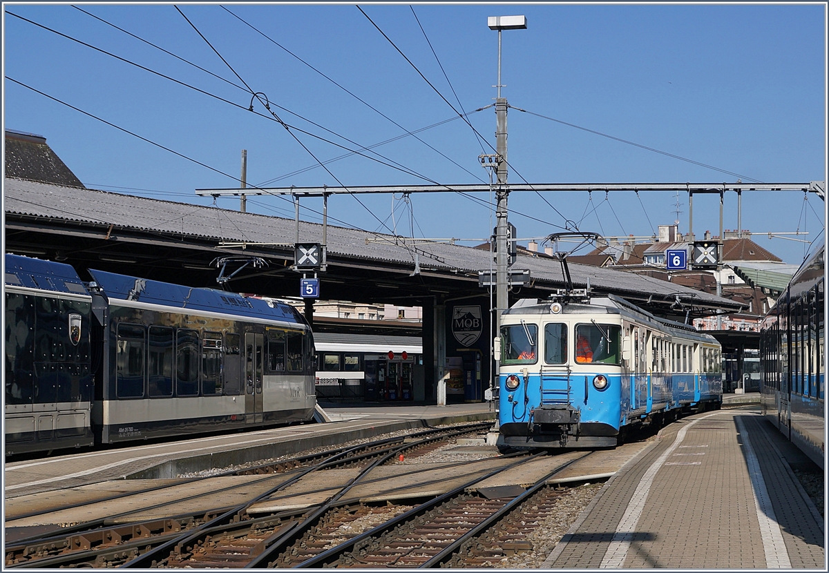 Der MOB ABDe 8/8 4002 VAUD auf einer Rangier-/Instruktionsfahrt im Bahnhof Montreux.
Langsam aber sicher scheint die Zeit der formschönen Triebwagen bei der MOB abzulaufen; bleibt die Hoffnung, dass zumindest einer davon bei der Blonay-Chamby Bahn eine Unterschlupf findet. 

28. März 2019