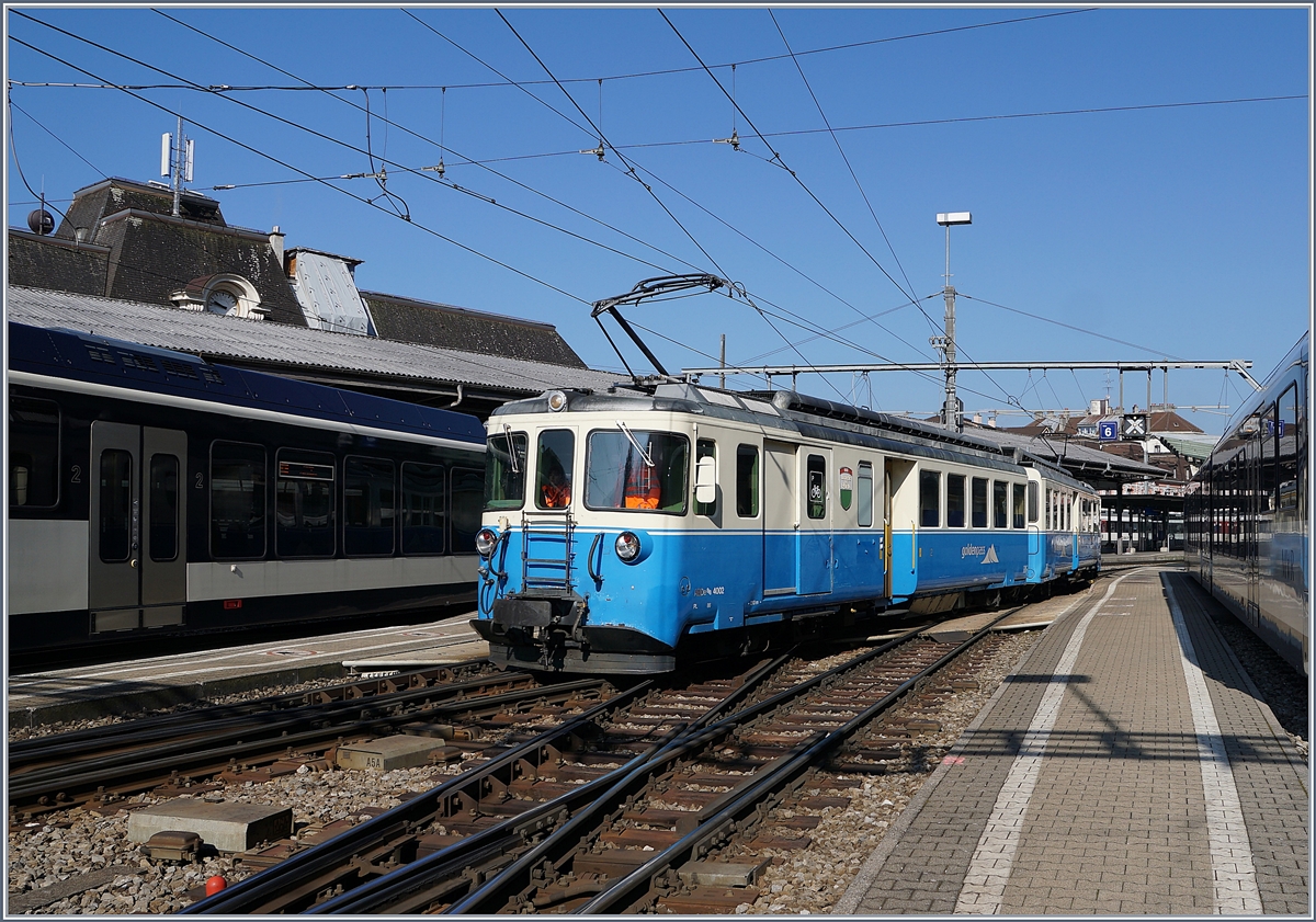 Der MOB ABDe 8/8 4002 VAUD rangiert im Bahnhof von Montreux. 

28. März 2019