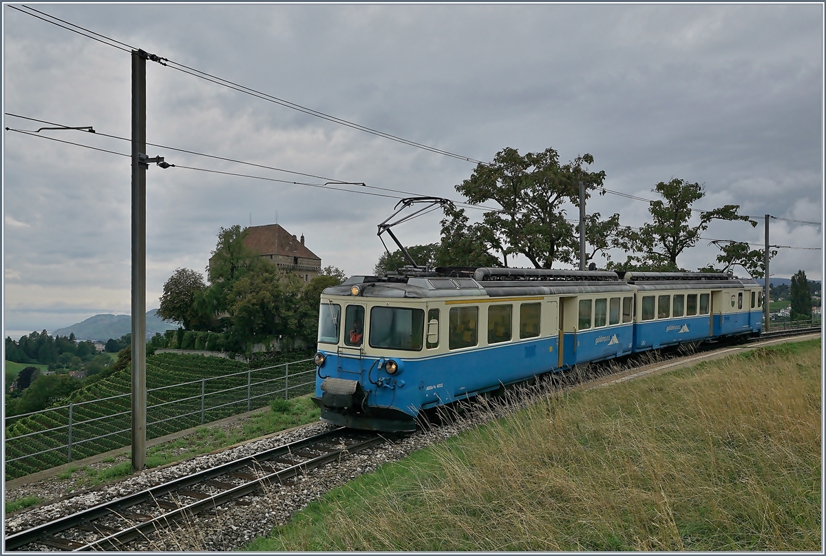 Der MOB ABDe 8/8 4002 als Regionalzug 2327 auf seiner Fahrt von Chernex nach Montreux bei Châtelard VD.

19. Aug. 2019