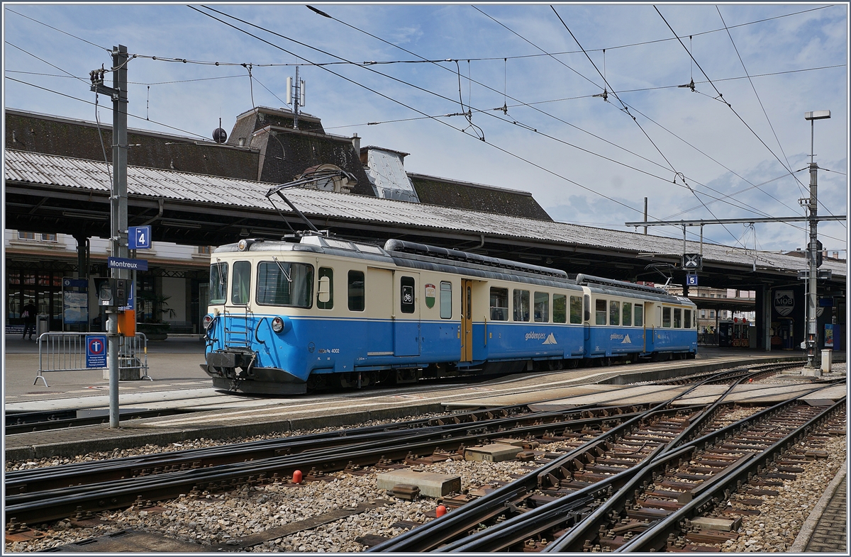 Der MOB ABDe 8/8 4002 VAUD wartet in Montreux auf die Abfahrt als Regionalzug 2332 nach Chernex.

Das Bild wurde vom Bahnsteig der Rochers de Naye Bahn aufgenommen.

19. August 2019