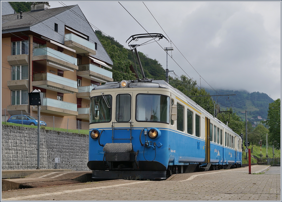 Der MOB ABDe 8/8 4002 VAUD ist in Chernex für die Abfahrt als Leermaterialzug nach Montreux bereit. 

19. August. 2019