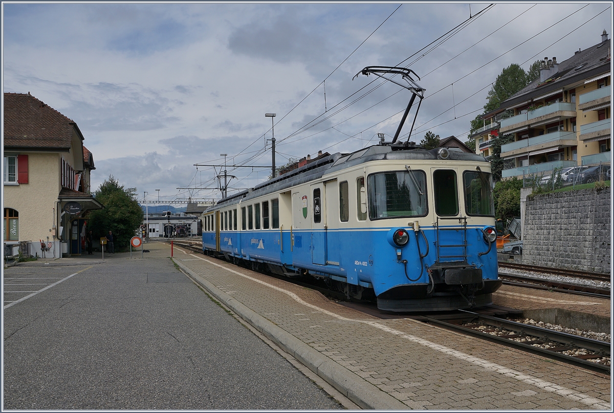 Der MOB ABDe 8/8 4002 VAUD ist als Regionalzug 2332 von Montreux kommend in Chernex eingetroffen. Der Triebwagen wird nun als Leerfahrt nach Montreux zurückfahren und dies relativ rasch, denn um 13:32 fährt der Regionalzug von Les Avants nach Montreux in Chernex ab. 

19. August. 2019