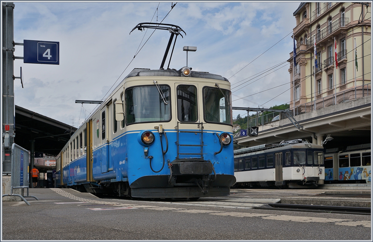 Der MOB ABDe 8/8 4002 VAUD wartet in Montreux als Regionalzug 2332 auf die Abfahrt (13:15) nach Chernex (an 13:24). Im Hintergrund auf Gleis 7 ist der Be 4/4 1006 (ex Bipperlisi) abgestellt, welches einige Tage (z.B 12. Aug.) zuvor im selben Umlauf der ABDe 8/8 eingeteilt war. 

19. August. 2019