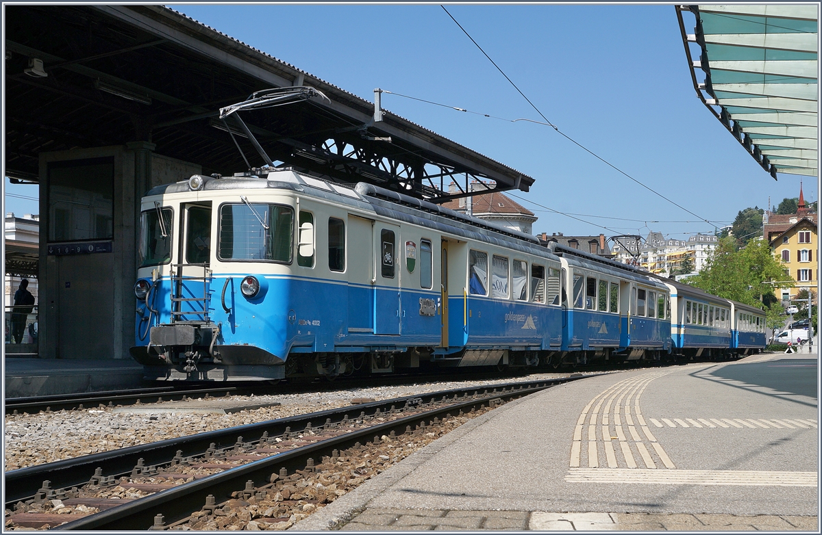 Der MOB ABDe 8/8 4002 VAUD wartet in Montreux mit zwei farblich passenden Wagen auf die Abfahrt als Regionalzug nach Zweisimmen. Und ich vergeblich, dass die Fronttüre des Triebewagens geschlossen wird...

21. August 2018

