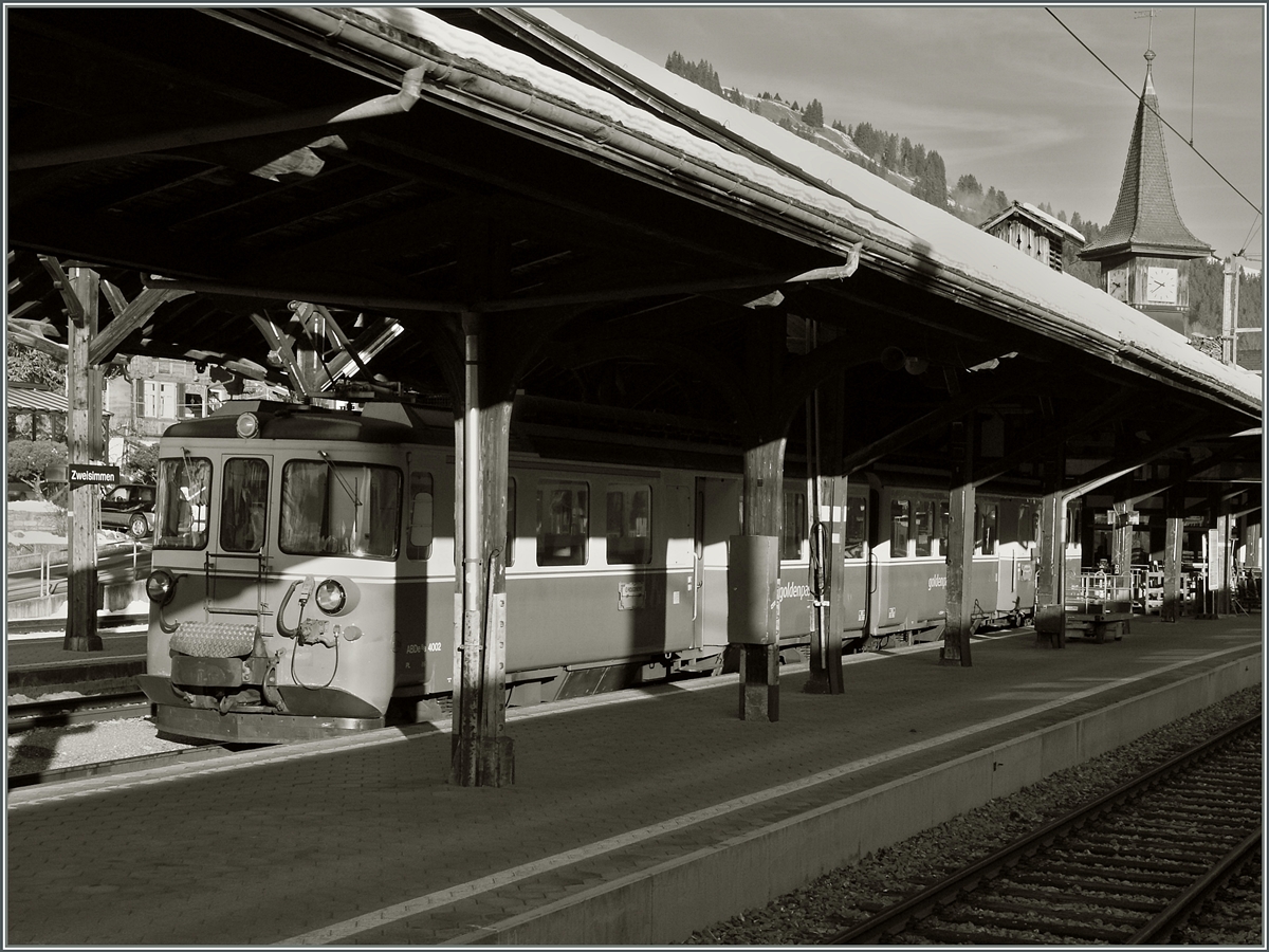 Der MOB ABDe 8/8 4002 wartet als Regioanlzug 2417 nach Rougemont in Zweisimmen auf Fahrgäste und die Abfahrtszeit.
5. Dez. 2013