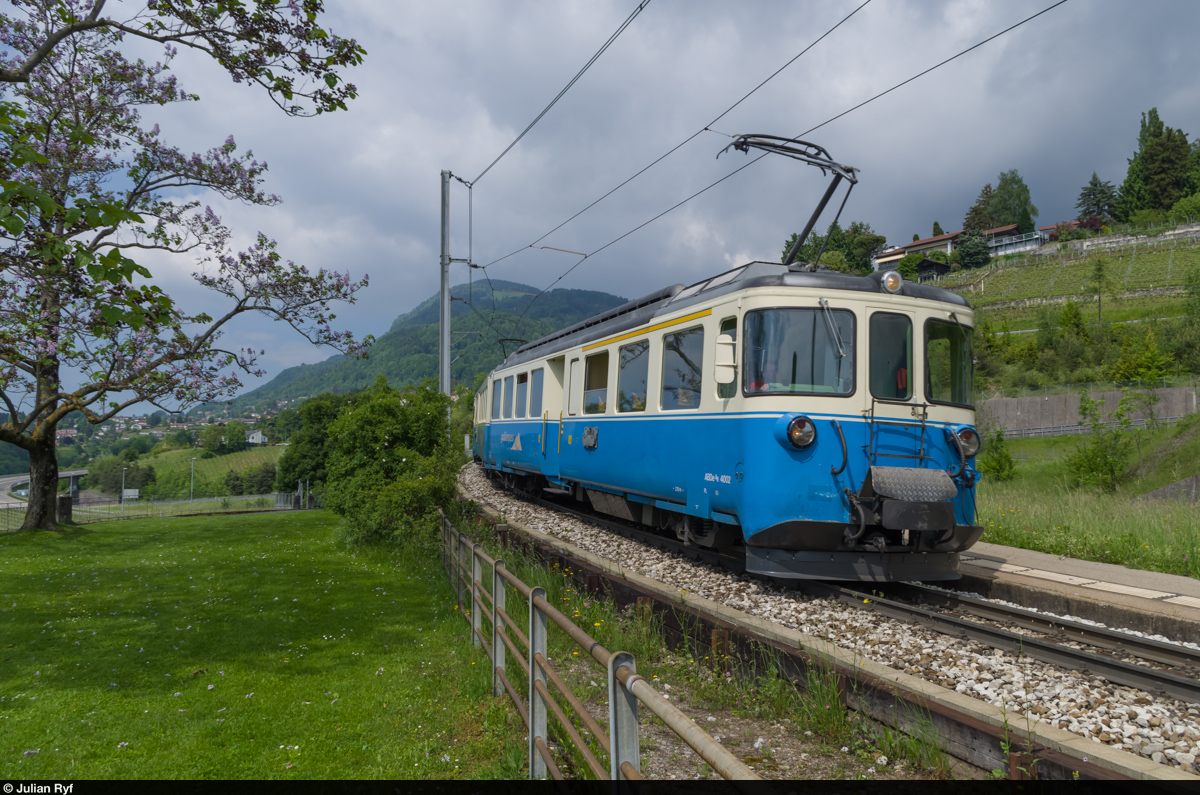 Der MOB ABDe 8/8 4002 durchfährt am 16. Mai 2015 mit einem Regionalzug von Zweisimmen nach Montreux die Station Châtelard.