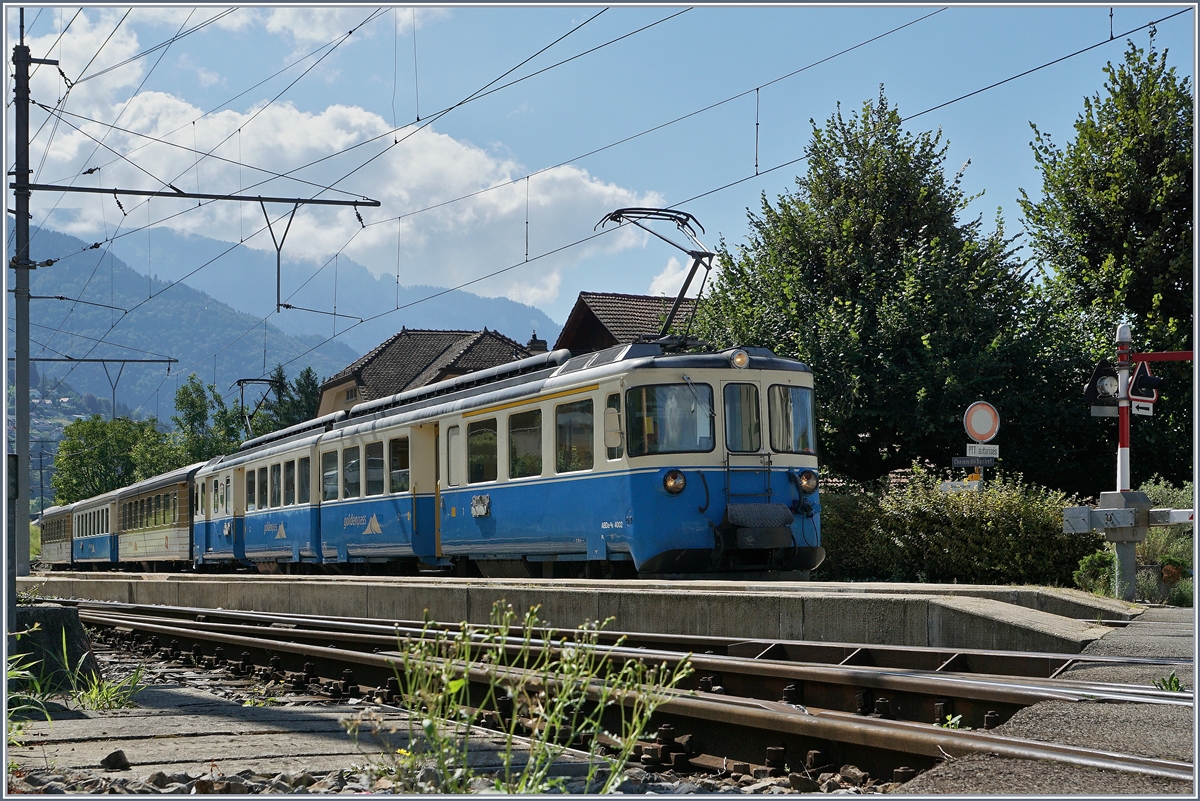 Der MOB ABDe 8/8 4002  VAUD  mit seinem Regionalzug 2511 von Zweisimmen nach Montreux beim Halt in Chernex.
11. August 2016