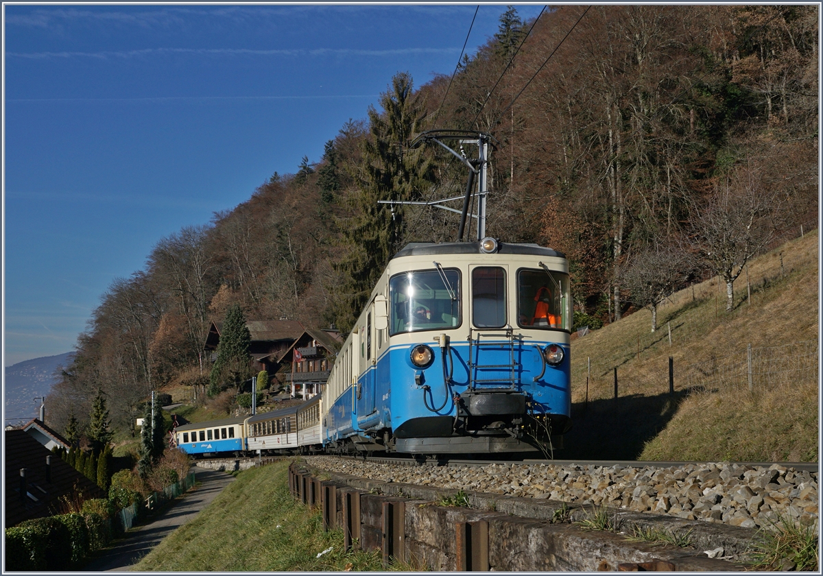 Der MOB ABDe 8/8 4002  Vaud  ist mit seinem Regionalzug 2224 von Montreux nach Zweisimmen kurz nach Chernex unterwegs.
8. Dez. 2016