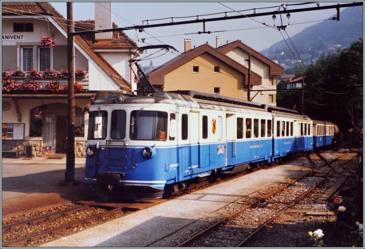 Der MOB ABDe 8/8 4003 BERN mit einem Regionalzug beim Halt in Fontanivent.

Analogbild vom Juni 1987
