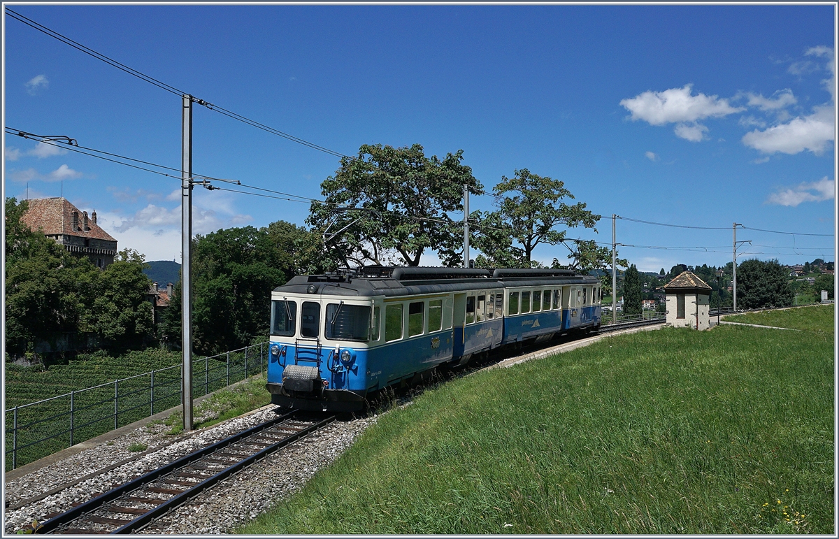 Der MOB ABDe 8/8 4004  Fribourg  erreicht als Regionalzug 2330 von Montreux nach Fontanivent den Halt Châtelard VD.
30. Juni 2017