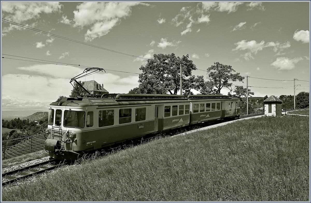 Der MOB ABDe 8/8 4004  Fribourg  als Regionalzug beim Châtelard VD.
30. Juni 2017