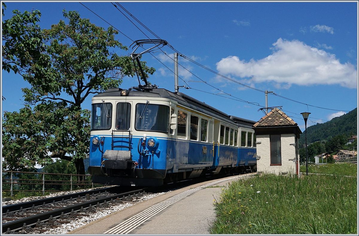Der MOB ABDe 8/8 4004  Fribourg  beim Halt in Châtelard VD.
30. Juni 2017