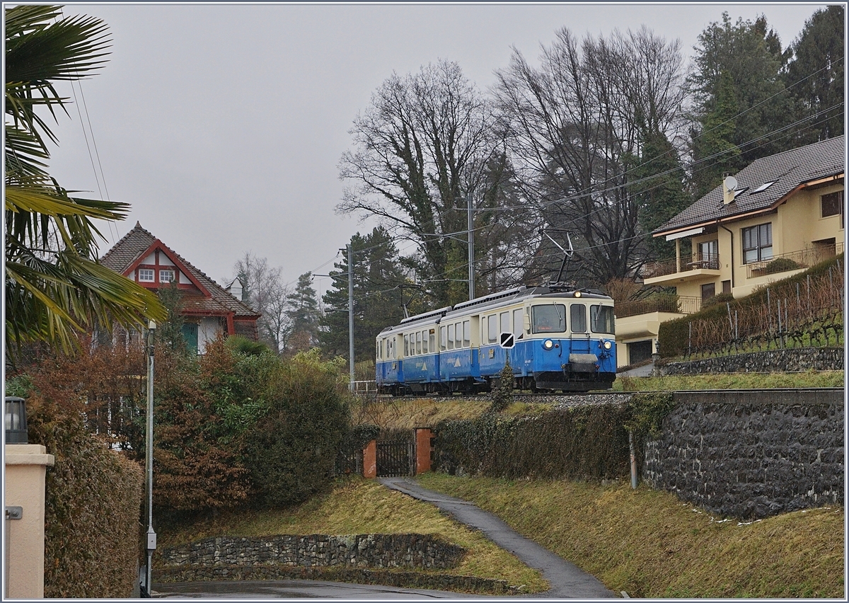 Der MOB ABDe 8/8 4004  Fribourg  als Regionalzug 2327 von Chernex nach Montreux kurz vor Planchamp.
18. Jan. 2018