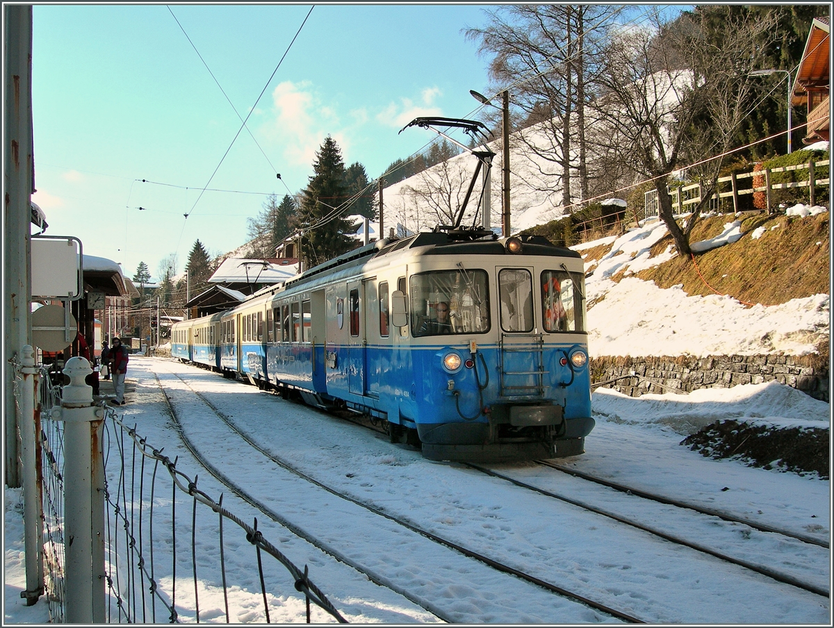Der MOB ABDe 8/8 4004  Fribourg  mit einem Regionalzug nach Zweisimmen in Les Avants. 
31. Dez 2007