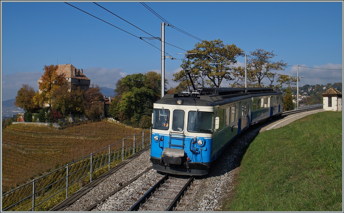 Der MOB ABDe 8/8 4004  Fribourg  als Regionalzug 2327 von Chernex nach Montreux kurz nach Le Châtelard VD. 
23. Okt. 2015