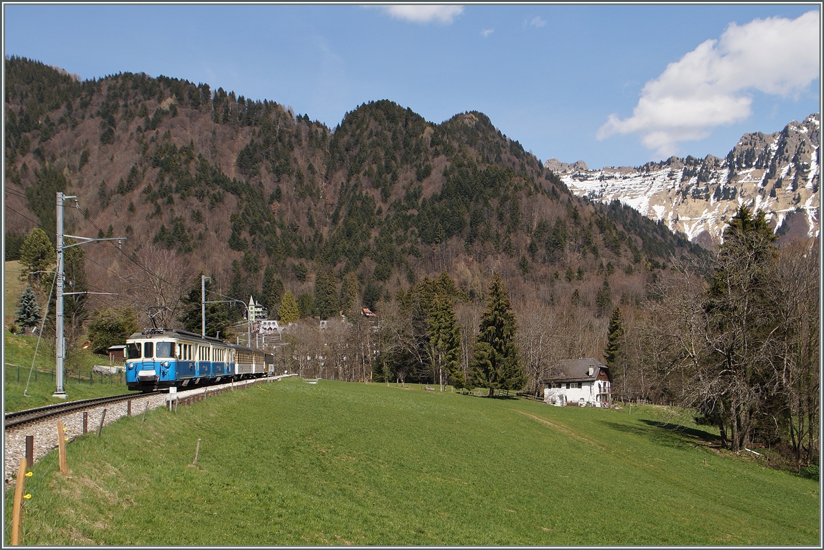 Der MOB ABDe 8/8  Schweiz  hat mit seinem Regionalzug 2221 Les Avants verlassen und fährt nun Richtung Montreux.
11. April 2015 