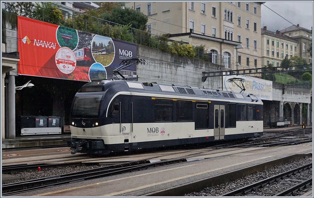 Der MOB Alpina ABe 4/4 9304 auf Alleinfahrt in Montreux. Im Hintergrund die Werbung der MOB und Nankai zu ihrer  Sister Railways .
14. Sept. 2018