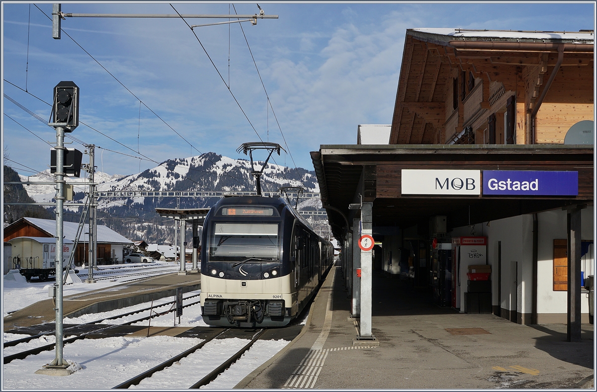 Der MOB Alpina Be 4/4 9201 wartet mit dem  Belle Epoque  RE 2214 nach Zweisimmen in Gstaad auf die Weiterfahrt. 

6. Feb. 2020