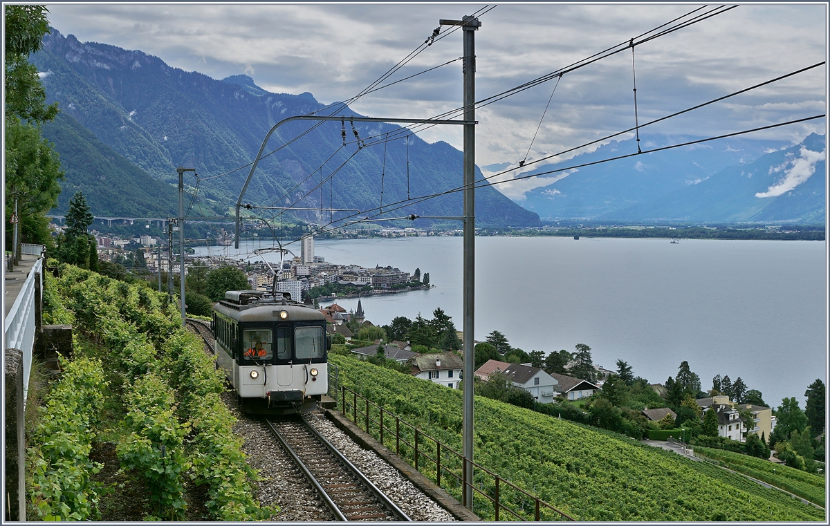 Der MOB  Be 4/4 1006 als Regionalzug 2330 Montreux - Fontanivent oberhalb von Montreux kurz vor dem Erreichen der Haltestelle Châtelard VD. 

12. August 2019