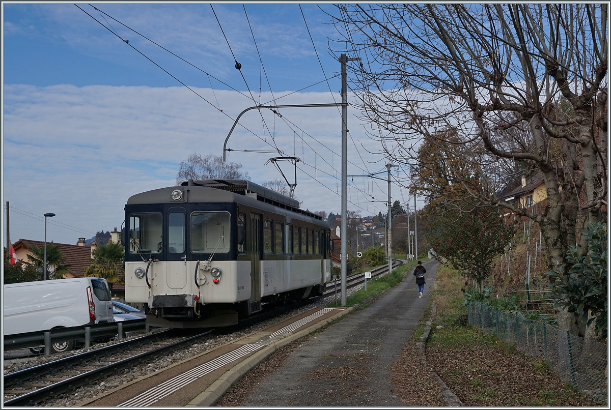 Der MOB Be 4/4 1006 (ex Bipperlisi) ist als Regionalzug 2330 auf der Fahrt von Montreux nach Fontanivent und fährt, nachdem ein Reisender in Planchamp ausgestiegen ist, weiter.

23. Nov. 2020