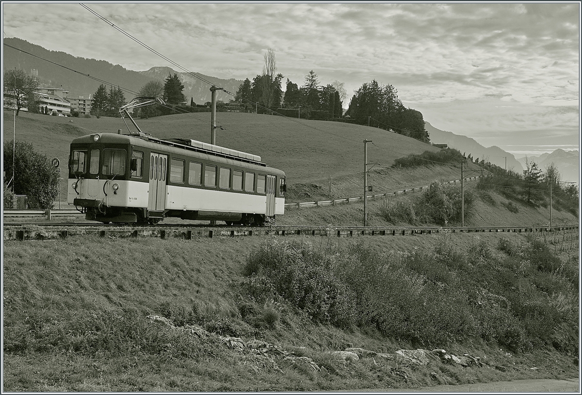 Der MOB Be 4/4 1006 (ex Bipperlisi) ist als Regionalzug 2330 auf der Fahrt von Montreux nach Fontanivent und erreicht bald den Halt Planchamp. 

23. Nov. 2020