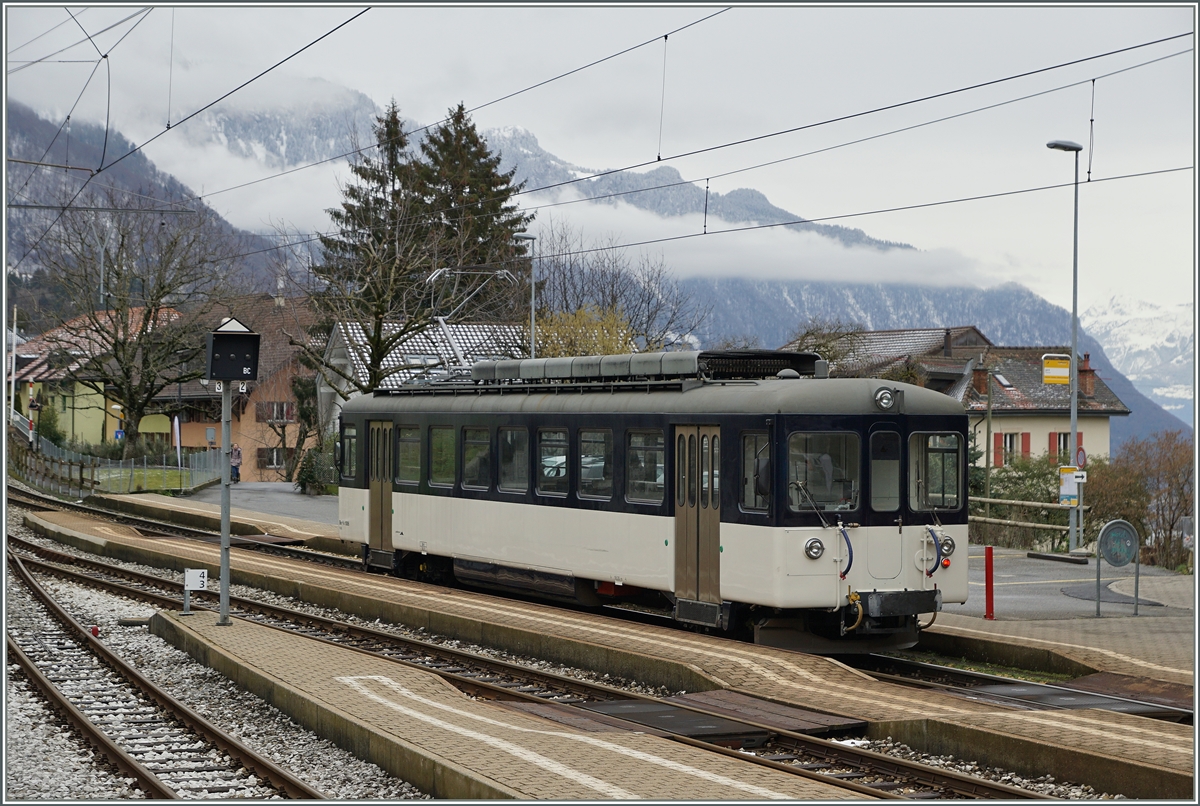 Der MOB Be 4/4 1006 (ex Bipperlisi) ist als Regionalzug 2332 in Chernex eingetroffen
Endstation, der Be 44 1006 fährt als Dienstfahrt nach Montreux zurück
4. Feb. 2016