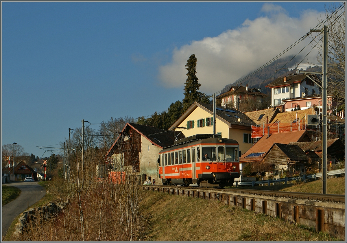 Der MOB Be 4/4 1007 fährt als Regionalzug nach Montreux durch die Rebberge bei Planchamp.
17. Februar 2014