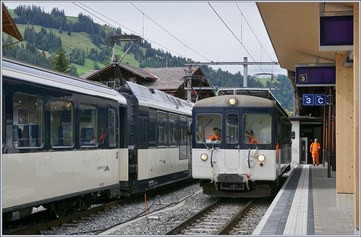Der MOB Be 4/4 1007 (ex Bipperlisi) ist in Zweisimmen auf der Rangierfahrt von Gleis 3 nach Gleis 62. 

19. Auugst 2020
