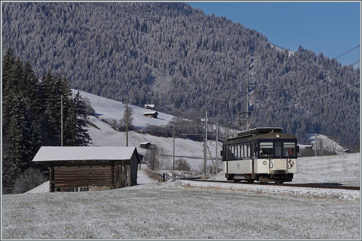 Der MOB Be 4/4 1007 (ex  Bipperlisi ) ist als Regionalzug 2524 zwischen Blankenburg und Stöckli bei Kilometer 64.7 von Zweisimmen nach der Lenk unterwegs.

3. Dezember 2020