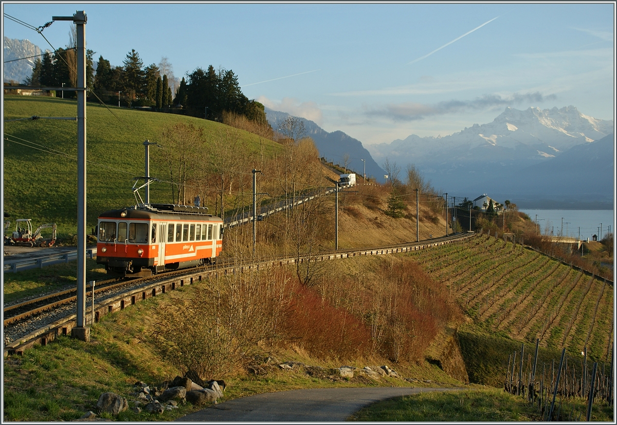 Der MOB Be 4/4 1007 (ex SNB/OJB  Bipperlisi ) erreicht als Regionalzug 2352 Montreux - Les Avants in Kürze Planchamp.
17. Feb. 2014