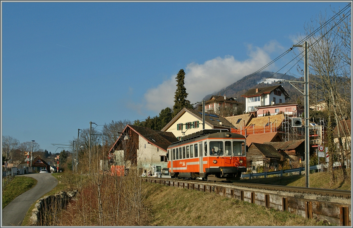 Der MOB Be 4/4 1007 (ex SNB/OJB  Bipperlisi ) als Regionalzug 2347 Chernex - Montreux kurz nach Planchamp. 17. Feb. 2014