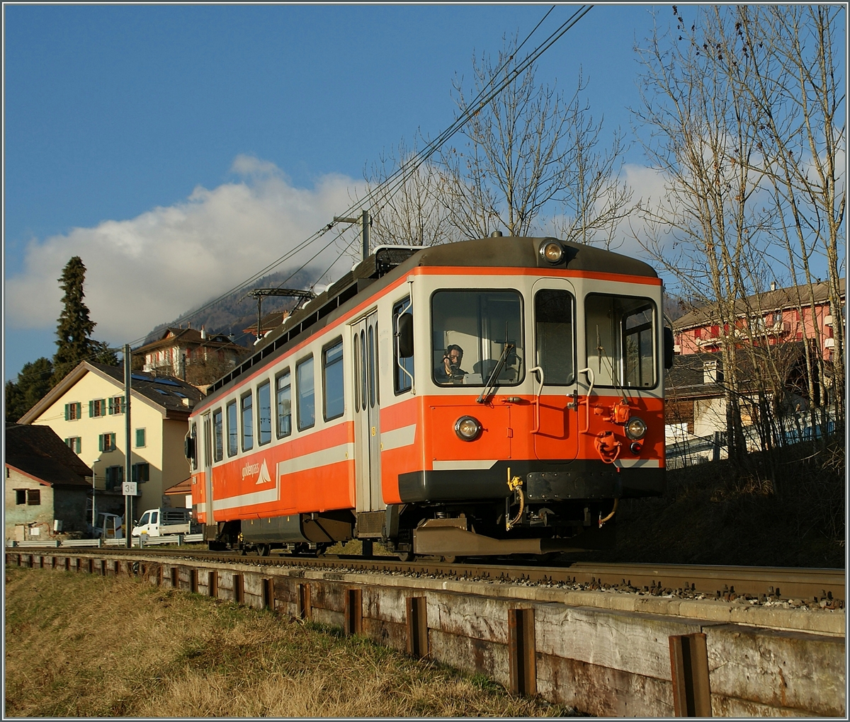 Der MOB Be 4/4 1007 (ex SNB/OJB) bei Les Planches.
17. Feb. 2014