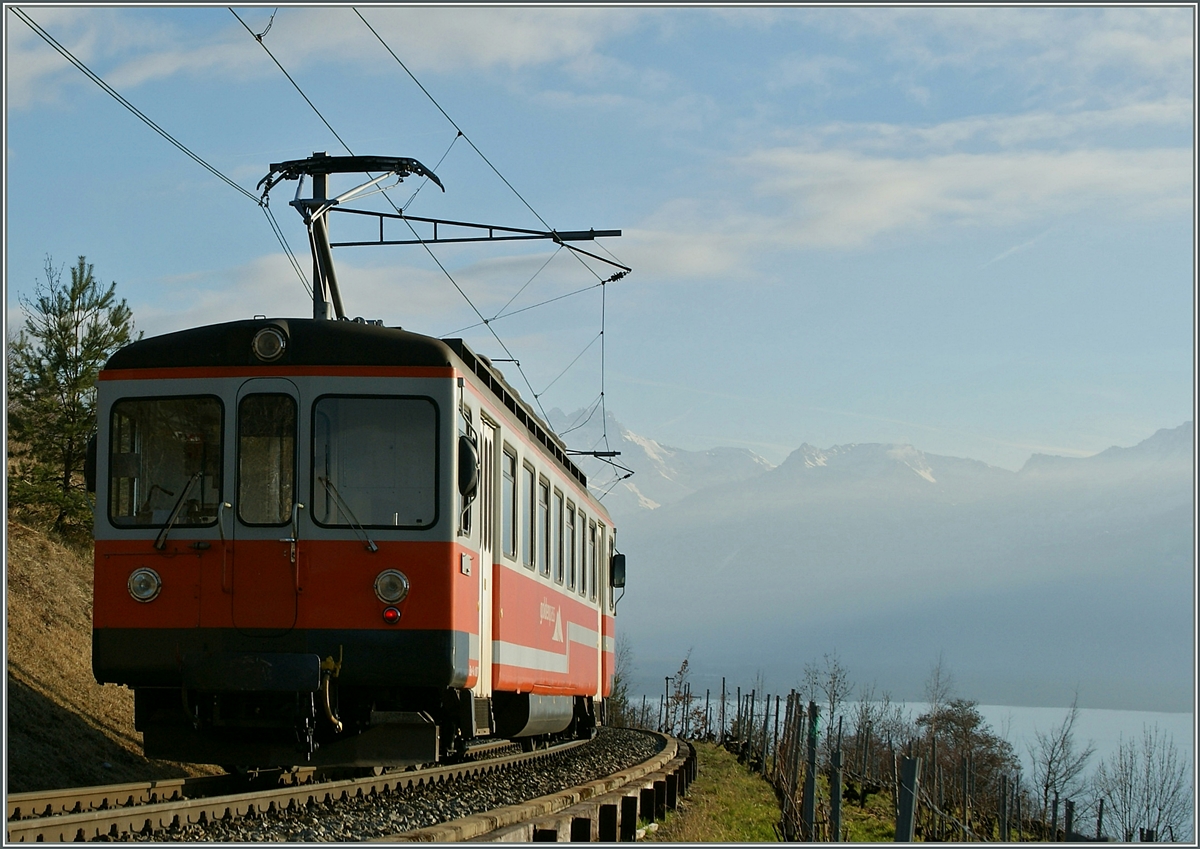 Der MOB Be 4/4 1007 (ex SNB/OJB  Bipperlisi ) als Regionalzug 2347 Chernex - Montreux kurz nach Planchamp.
17. Feb. 2014
