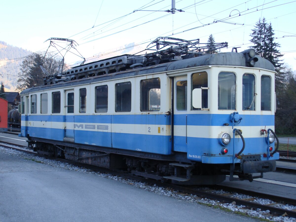 Der MOB-Be 4/4 36 (ehemals VBW-BDe 4/4 36, Baujahr 1913) wartet am 5. November 2007 im Bahnhof Saanen auf seine letzte Fahrt in eigener Kraft nach Zweisimmen. In Zweisimmen wurde noch diverses Material wie zum Beispiel die Vakuumpumpe ausgebaut. Anschliessend wurde das Fahrzeug nach Chernex überführt und auf der Strasse nach Solothurn zum Verein Ds Blaue Bähnli transportiert. Seit August 2013 steht es wieder beim RBS für Nostalgiefahrten im Einsatz.