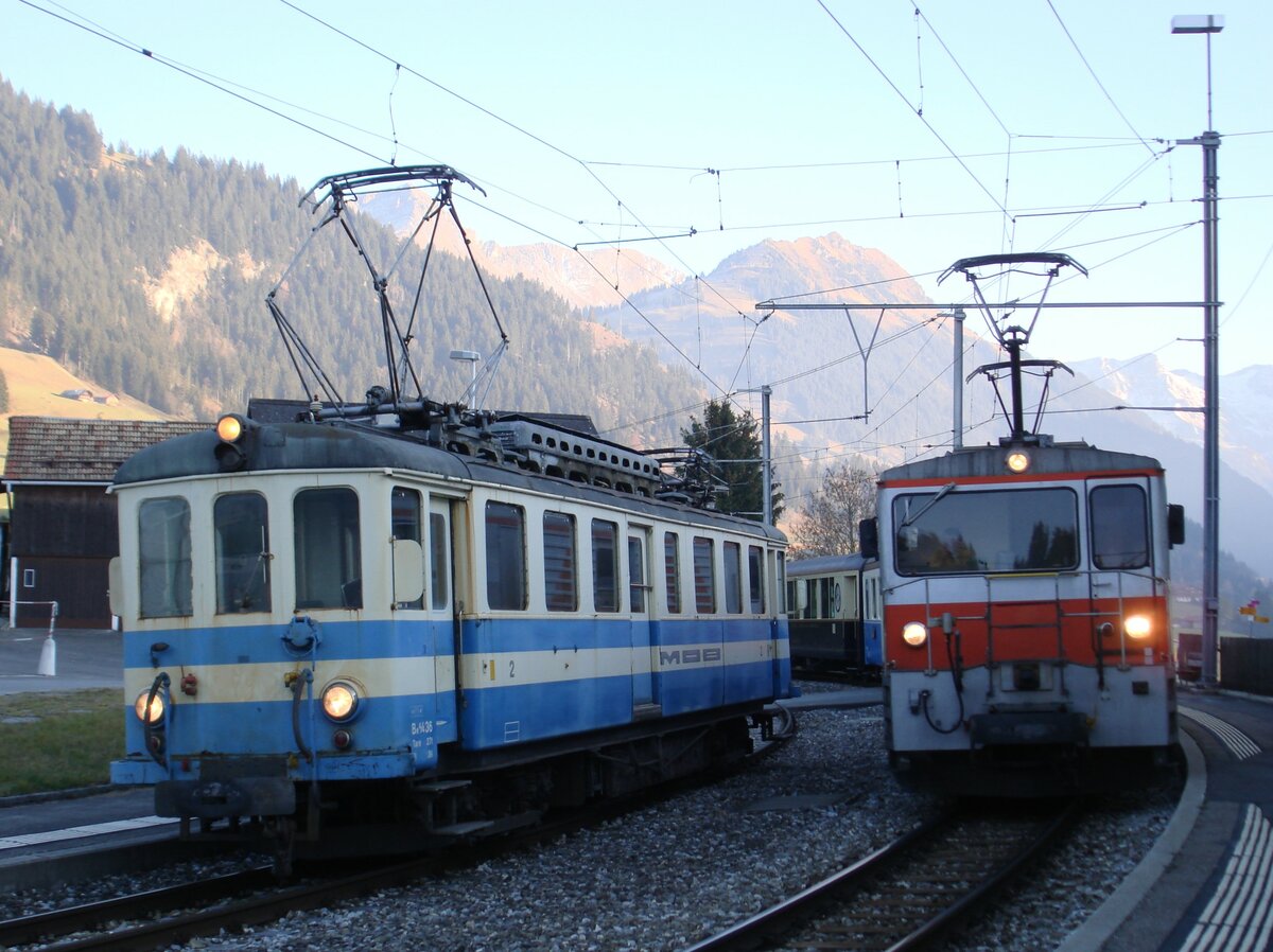 Der MOB-Be 4/4 36 (ehemals VBW-BDe 4/4 36, Baujahr 1913) wird am 5. November 2007 auf seiner letzten Fahrt in eigener Kraft auf der MOB in Gruben von der GDe 4/4 6005 (ehemals TPF/GFM-GDe 4/4 101) überholt.