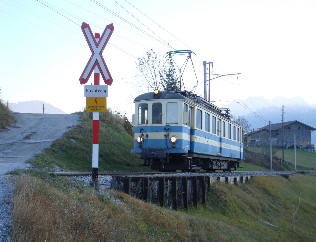 Der MOB-Be 4/4 36 (ehemals VBW-BDe 4/4 36, Baujahr 1913) am 5. November 2007 auf seiner letzten Fahrt in eigener Kraft bei der MOB zwischen Gruben und Schönried. In Zweisimmen wurde noch diverses Material wie zum Beispiel die Vakuumpumpe ausgebaut. Anschliessend wurde das Fahrzeug nach Chernex überführt und auf der Strasse nach Solothurn zum Verein Ds Blaue Bähnli überführt. Seit August 2013 steht es wieder beim RBS für Nostalgiefahrten im Einsatz.
