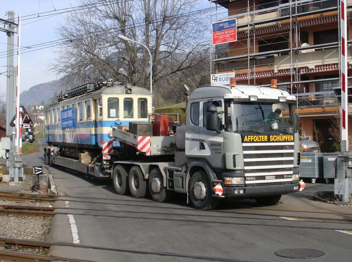 Der MOB-Be 4/4 36 (ehemals VBW-BDe 4/4 36, Baujahr 1913) wurde im November 2007 vom Verein Ds Blaue Bähnli übernommen und am 20. und 21. November durch die Affolter Transporte AG, Schüpfen von Chernex nach Solothurn überführt, hier bei der Abfahrt in Chernex. Das Fahrzeug wurde anschliessend aufgearbeitet und ist seit August 2013 beim RBS für Extrafahrten im Einsatz.